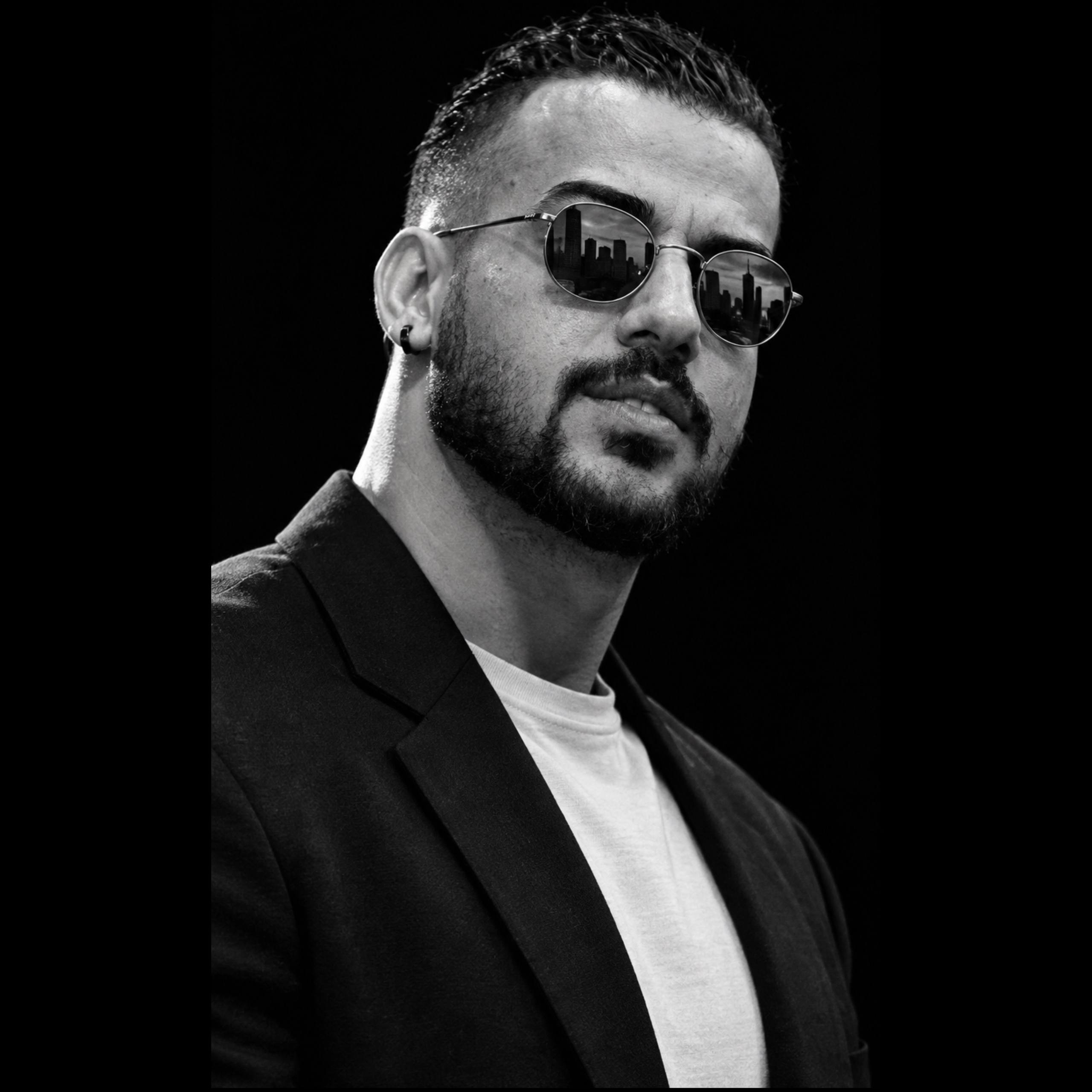 پرامپت مردانه گنگ سیاه و سفید با عینک دودی